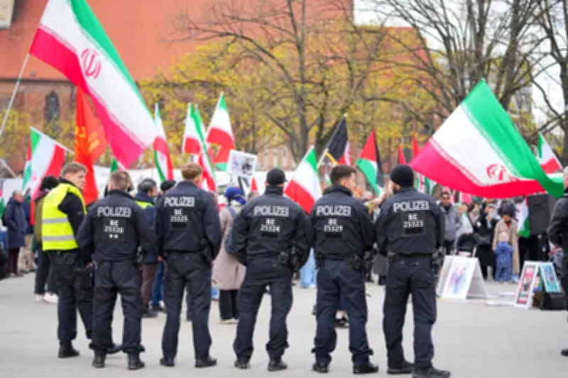 Pro-Iran-Demo vor Rotem Rathaus: Rund 150 Teilnehmer zeigen Flaggen und Chamenei-Bilder