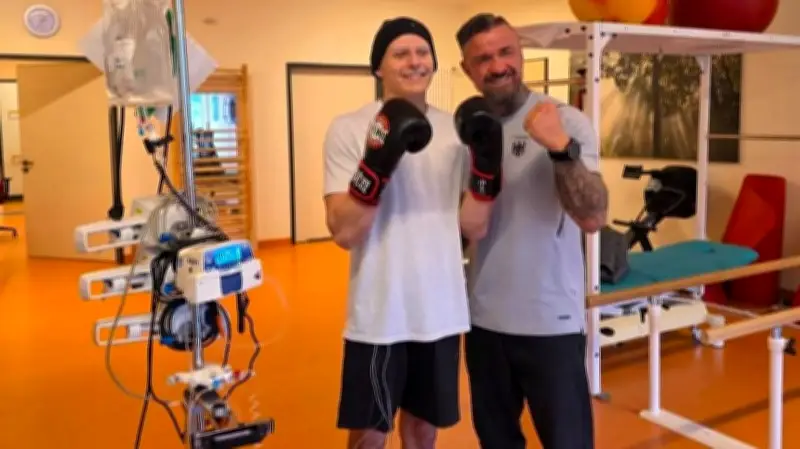 Profiboxer René Hübner besucht krebskranken Nick (17) in Berlin-Buch: Ein Mutmacher für die Therapie