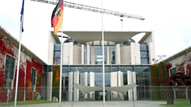 Protestaktion im Regierungsviertel: 76-jähriger Rentner beschmiert Kanzleramt mit roter Farbe