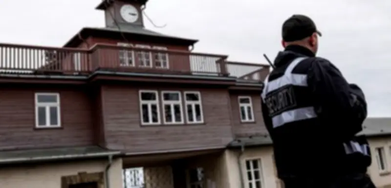 Protestaktion in Buchenwald: Aktivisten halten trotz Verbot Mahnwache in KZ-Gedenkstätte ab