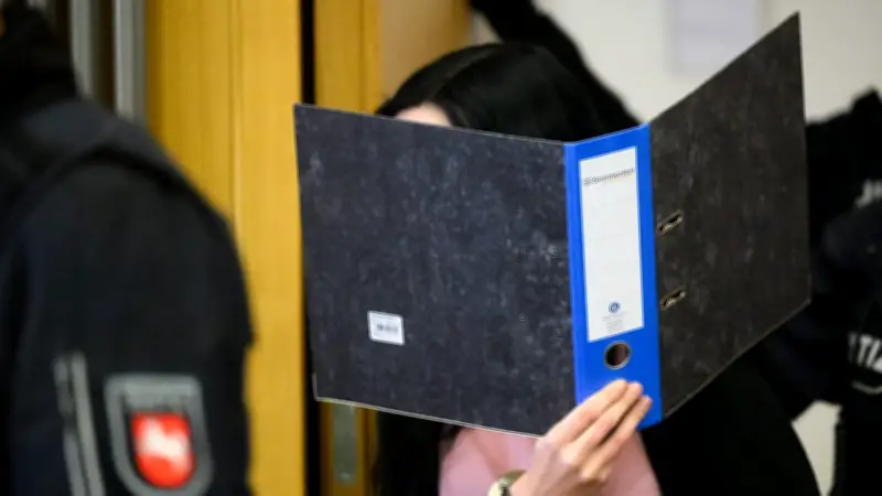 Prozess in Braunschweig: Frau soll Ehemann mit Ameisensäure verätzt haben