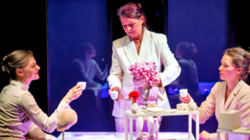 Puppentheater Halle: Einfühlsame Inszenierung von Maxie Wanders Klassiker