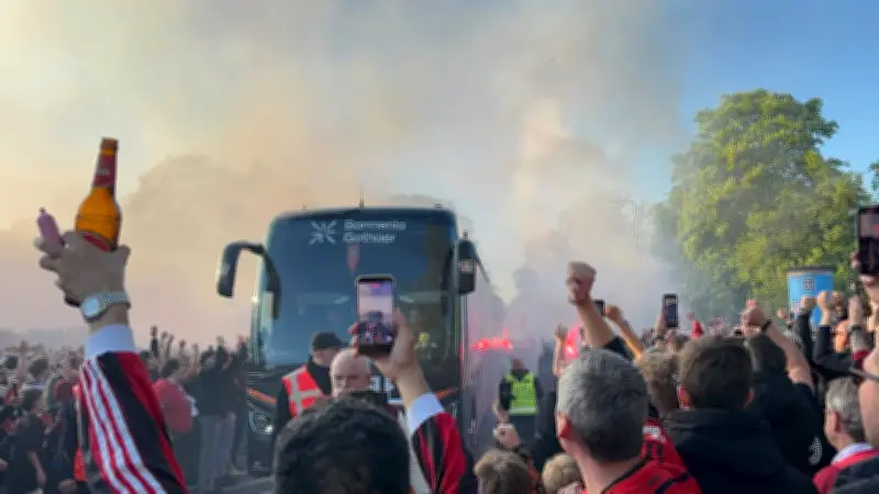 Pyro-Empfang für Leverkusen vor Bayern-Halbfinale: Fans entfachen Feuerwerk
