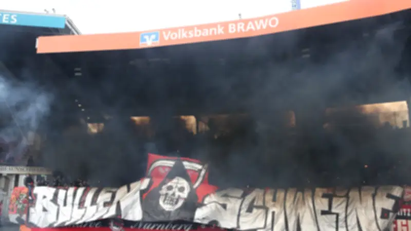 Pyro-Vorfall in Braunschweig: Doppelte Strafe droht dem 1. FC Nürnberg nach Spielunterbrechung