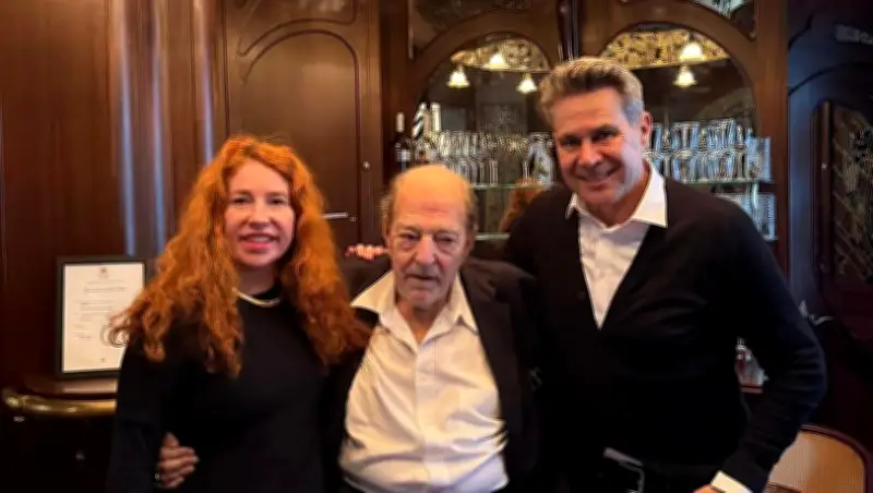 Ralph Siegel kauft fast ganze Bar des geschlossenen Münchner Salons Moët & Chandon