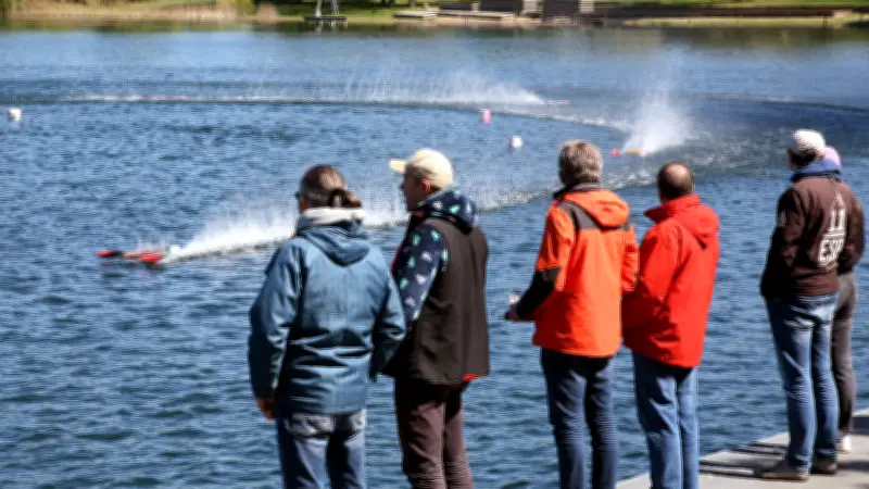 Rasante Elektro-Rennboote: Internationaler Modellsport-Wettbewerb am Glambecker See