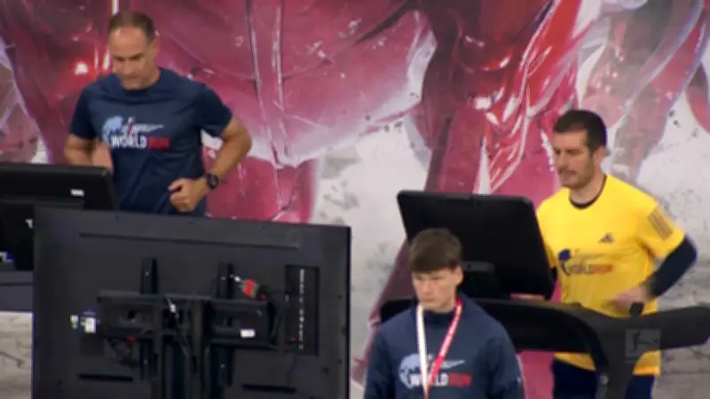 RB-Boss Mintzlaff joggt auf Laufband neben Trainerbank