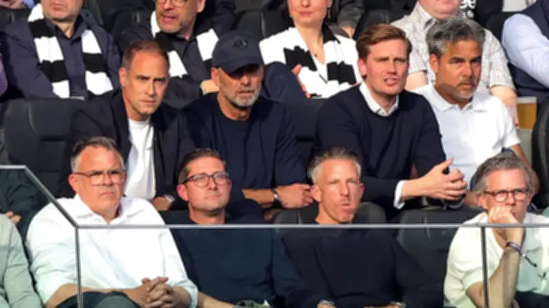 RB-Boss Mintzlaff läuft beim Spiel gegen Union auf Laufband