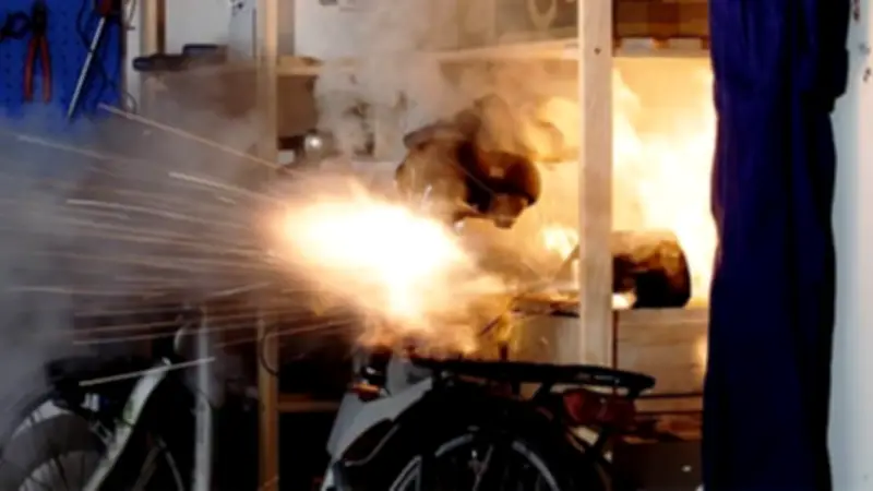 Rechtsanwalt klärt auf: Vermieter fürchten Brandgefahr durch E-Bike-Ladung