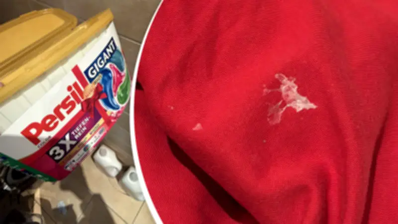 Rechtsexperte erklärt: Waschmittel-Rückstände auf Kleidung? So reklamieren Sie erfolgreich!