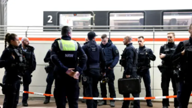 Rechtsextremer greift in ICE an: 12 Verletzte bei Messerattacke und Explosion