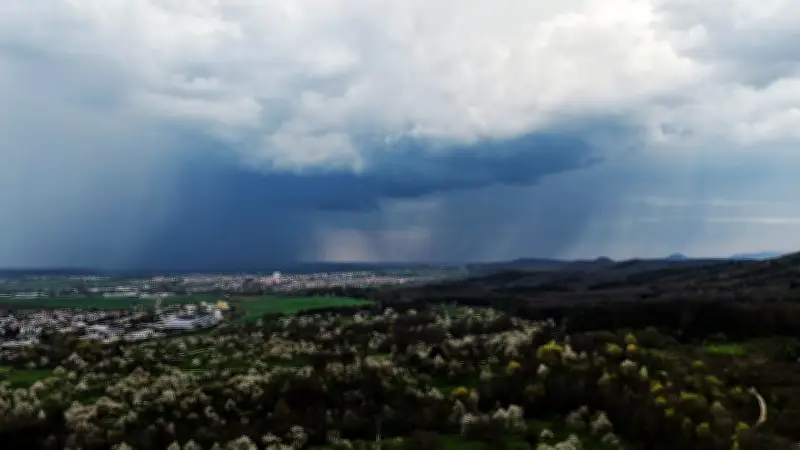 Regenwalze rollt über Deutschland: Frühlingswetter macht Platz für nasskaltes Wochenende