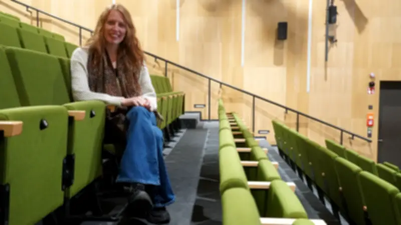 Regie-Debüt in Parchim: Schauspielerin Lena Blauth inszeniert erfolgreich 'Wutschweiger'