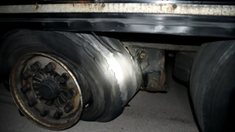 Reifenplatzer an Lkw auf A9 bei Bad Dürrenberg verursacht Mehrfachschäden