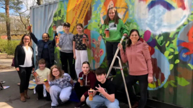 Reinsdorfer Schüler verwandeln Container in farbenfrohes Kunstwerk
