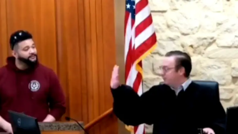 Richter beschimpft IT-Mitarbeiter trotz schneller Hilfe - Video löst Empörung aus