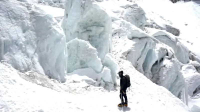 Riesen-Eisblock am Mount Everest: Hunderte Bergsteiger sitzen fest