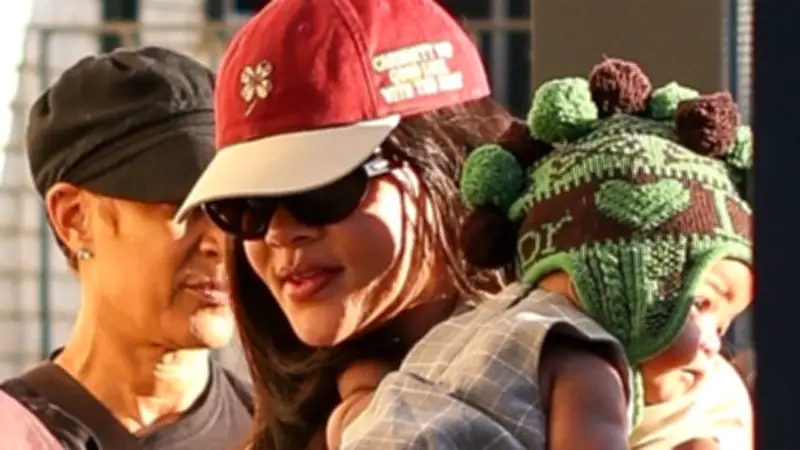 Rihannas Tochter Rocki: Erster öffentlicher Auftritt mit Vintage-Dior-Mütze in Paris