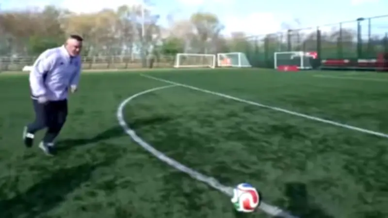 Rooney-Wumms: Weltklasse-Freistoß mit Ansage – Ex-Star demonstriert Technik