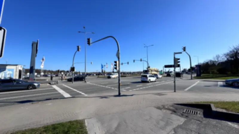 Rostock: Neue Rechtsabbiegespur sorgt für wochenlange Verkehrsbehinderungen auf L22