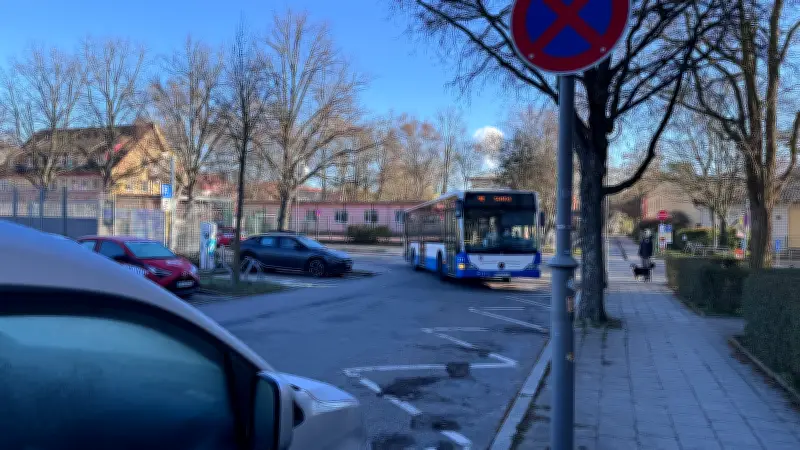 Rostock startet Kampagne gegen Falschparker: Müllabfuhr und Rettungskräfte behindert