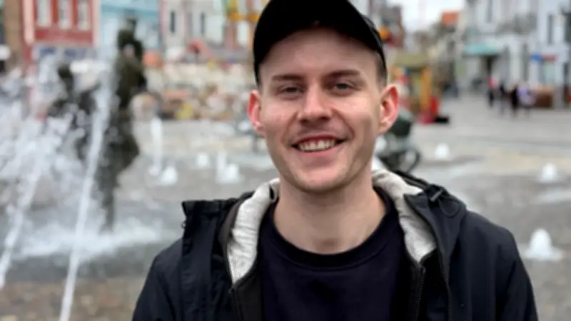 Rostocker Künstler schafft Miniatur-Hauseingänge aus recycelten Materialien für städtischen Charme