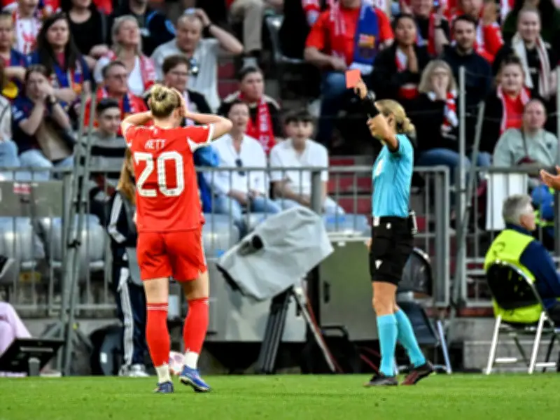 Rot für Haareziehen! Bayern-Ass Kett fliegt vom Platz