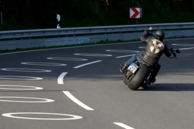 Runde Markierungen: Neues Konzept schützt Motorradfahrer in Niedersachsen