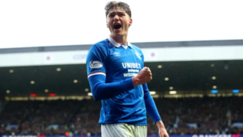 Ryan Naderi versteigert erstes Rangers-Tor-Trikot für Dresdner Nachwuchsverein