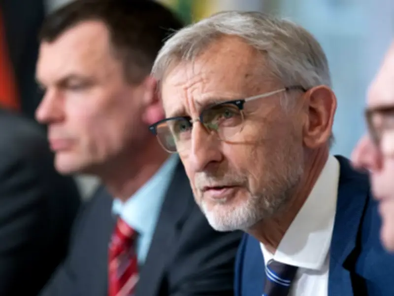 Sachsens Innenminister Schuster erhöht Druck auf DFB und DFL nach Dresden-Krawallen