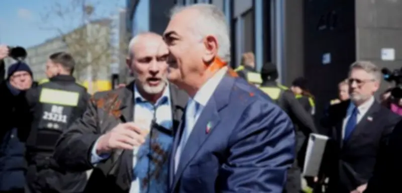 Schah-Sohn Reza Pahlavi in Berlin mit roter Soße bespritzt