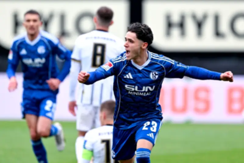 Schalke 04 gewinnt Topspiel in Elversberg trotz Unterzahl und festigt Tabellenführung