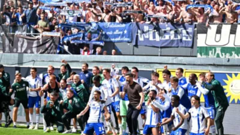 Schalke feiert wilde Aufstiegsparty: 3:2 nach 0:2 in Paderborn