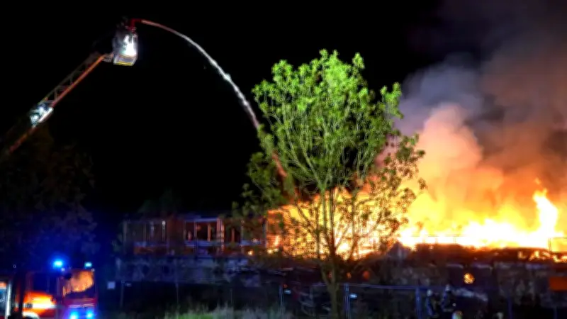 Schiff brennt auf Autobahn: A620 im Saarland voll gesperrt