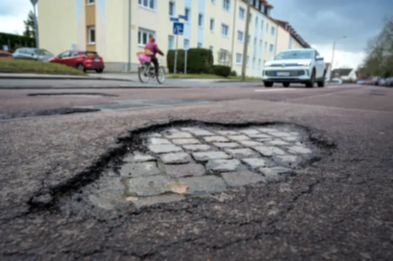 Schlagloch-Atlas Halle wächst: Erste Reparaturen nach Winterchaos