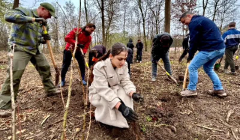 Schüler pflanzen neue Eichen an der Saale bei Bernburg für nachhaltige Zukunft