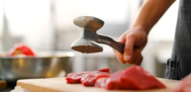 Schnitzel-Klopfen führt zu Handgreiflichkeiten: Nachbarschaftsstreit in Bayern eskaliert