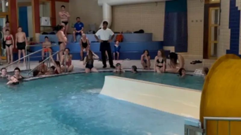 Schock bei Rutschmeisterschaft: Gelbe Rutsche reißt - schwarze Röhre wird zum letzten Wettkampf