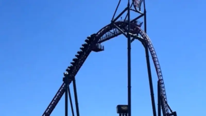 Schock im Freizeitpark: Größte Achterbahn stoppt in luftiger Höhe
