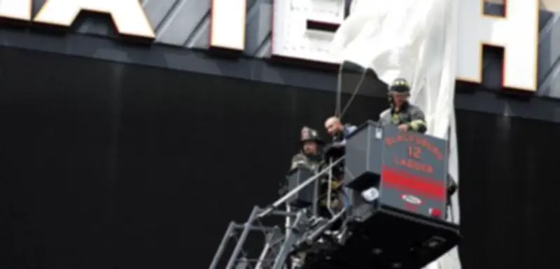 Schock in Blacksburg: Fallschirmspringer kracht bei Spielvorbereitung in Anzeigetafel