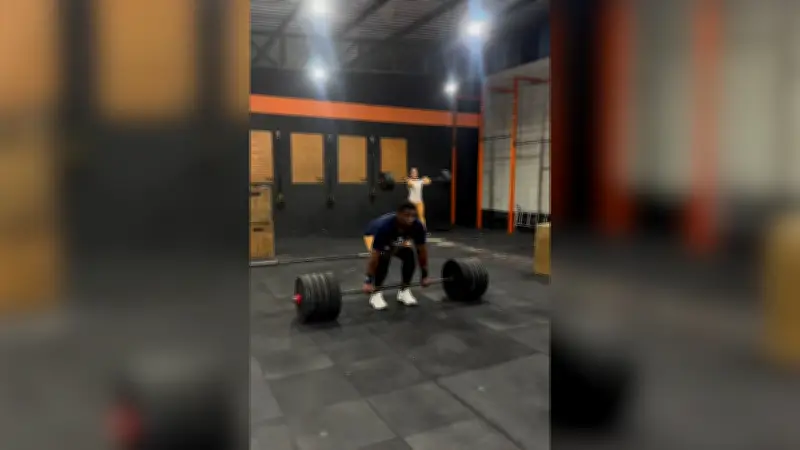 Schock-Moment beim Gewichtheben: Crossfit-Unfall in Brasilien sorgt für Millionen-Aufrufe