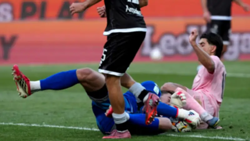 Schockverletzung bei Jonathan Klinsmann: Torhüter bricht sich Halswirbel in Serie B