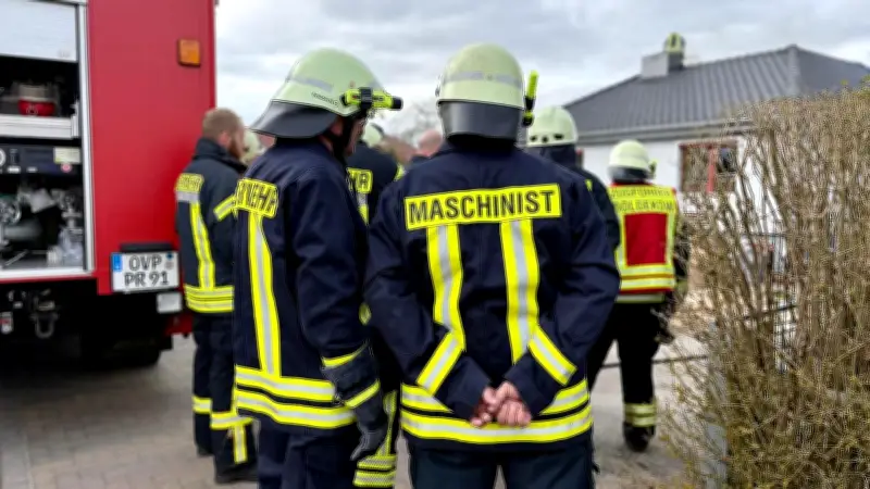 Schornsteinbrand in Sarnow: Vier Feuerwehren verhindern Schlimmeres an Karfreitag