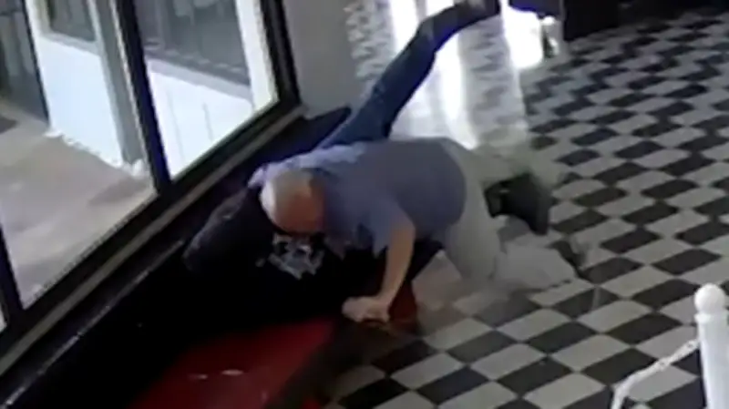 Schulleiter verhindert Amoklauf: Kirk Moore überwältigt bewaffneten Ex-Schüler in Oklahoma