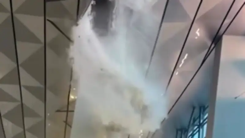 Schwere Unwetter in Jakarta: Dach am Flughafen bricht bei Sturm zusammen