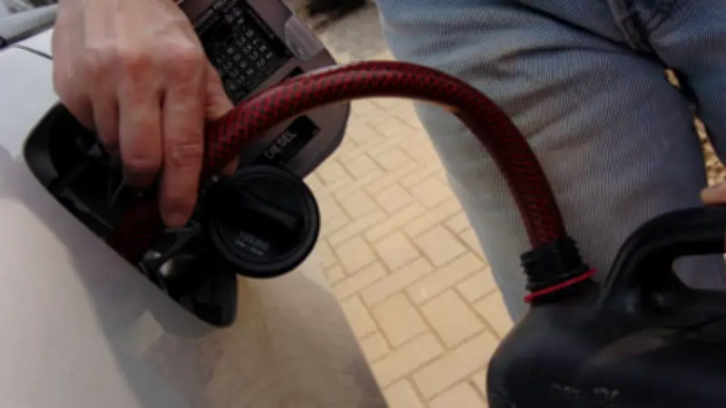 Schwerer Baustellendiebstahl bei Hohendodeleben: Diesel-Diebe erbeuten 1.800 Liter Treibstoff und Minibagger