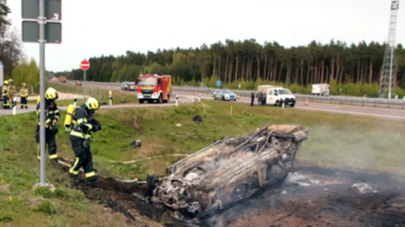 Schwerer Unfall auf A14 bei Ludwigslust: Auto brennt nach Überschlag