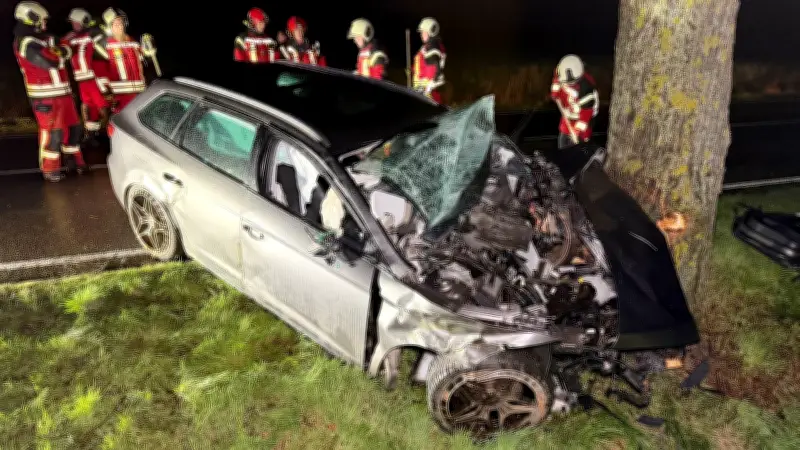Schwerer Unfall auf B109 bei Karlsburg: 29-Jähriger nach Baum-Crash in Lebensgefahr