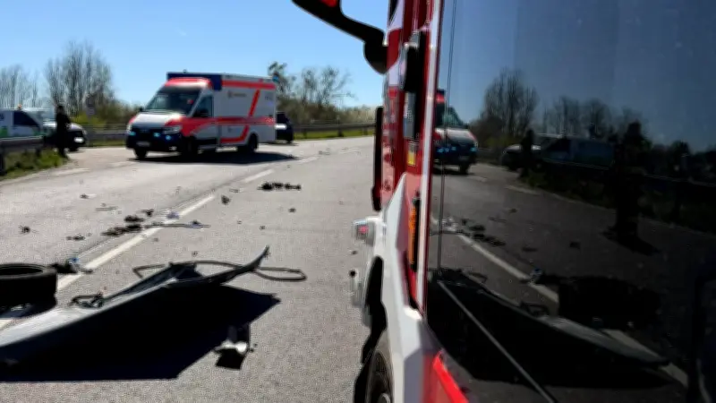 Schwerer Unfall auf B184 bei Greppin: 84-jähriger VW-Fahrer rammt Tanklastzug
