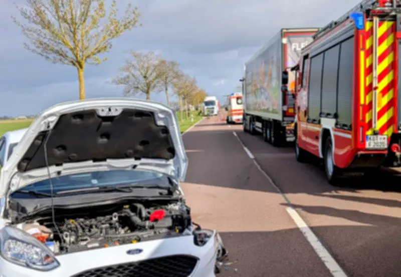 Schwerer Unfall auf B185: Rettungswagen kollidiert mit Ford – Radfahrerin per Hubschrauber ausgeflogen